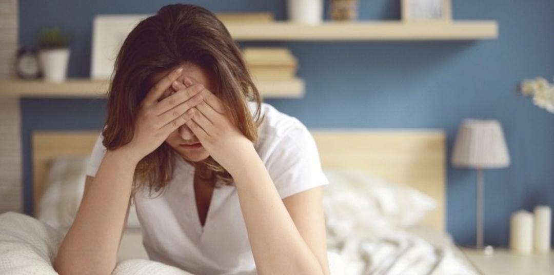 کمبود ویتامین زینک ممکن است علائم متنوعی را ایجاد کند. برخی از اصلی‌ترین علائم کمبود ویتامین زینک عبارتند از:   1. ضعف سیستم ایمنی: کمبود زینک می‌تواند به ضعف سیستم ایمنی منجر شود، که باعث افزایش حساسیت به عفونت‌ها می‌شود.   2. پوست خشک و ترک خورده: پوست خشک، ترک‌های پوستی و حتی التهاب ممکن است به ع ...