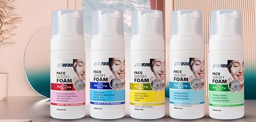 فوم شستشوی صورت باید دارای ویژگی‌های زیر باشد:   1. ملاحظه نمایید که محصول شستشوی صورت به نوع پوست شما مناسب باشد؛ یعنی برای پوست چرب، خشک، حساس یا مختلط انتخاب شود.   2. باید دارای مواد نرم کننده و مرطوب کننده برای پوست باشد تا پوست خشک نشود.   3. برای شستشوی عمیق و حذف آلودگی‌ها و آرایش، باید دارا ...