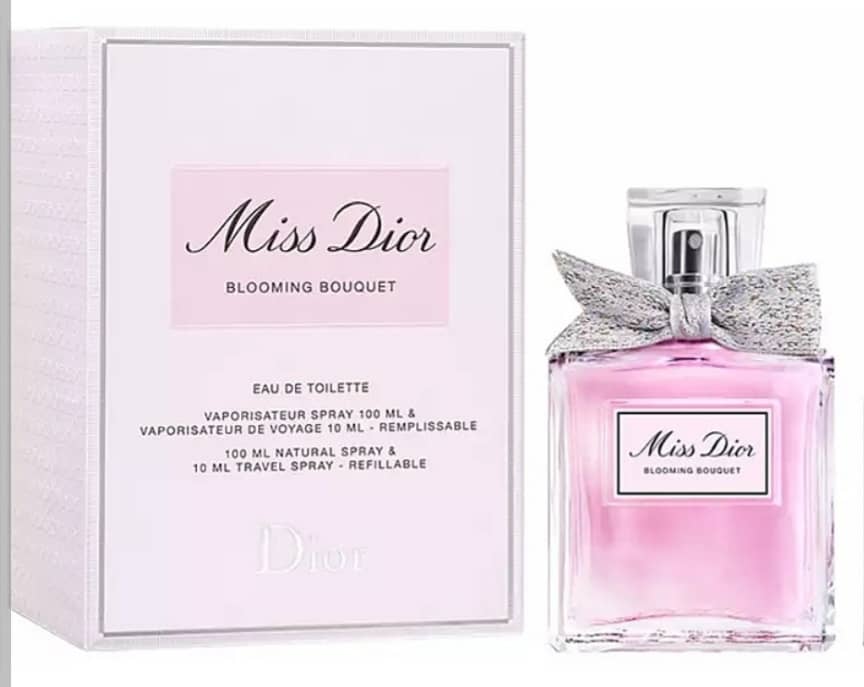 ادکلن وعطر  میس دیور - عطر «Miss Dior Blooming Bouquet» یکی از محبوب‌ترین عطرهای دیور است که با رایحه‌ای ملایم و گلی، طراوت و لطافت خاصی را القا می‌کند. این عطر ترکیبی از گل صد تومانی و رز داماس با لمسی از مشک سفید دارد که حس شادابی و لطافت را تقویت می‌کند. رایحه‌ی این عطر ظریف و لطیف است، مناسب برای استفاده‌ی روزانه و فص ...